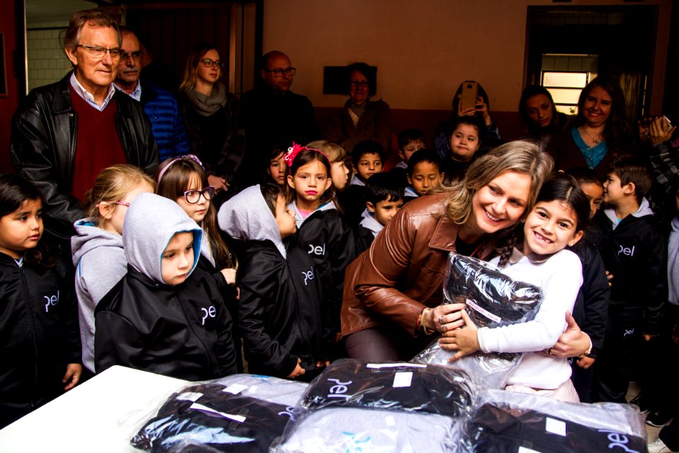 21.06.2018 -  Entrega dos novos uniformes na Escola Joaquim Nabuco e assinatura da ordem de serviço da construção de passarela coberta para EMEF Joaquim Nabuco - Foto: Gustavo Vara