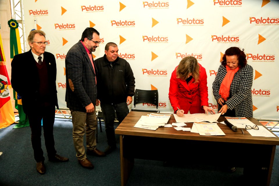 06.07.2018 - Prefeita Paula Mascarenhas e o vice Idemar Barz durante assinatura de leis “Instituição/ Cidadã(o) Emérita (o) - Foto: Gustavo Vara