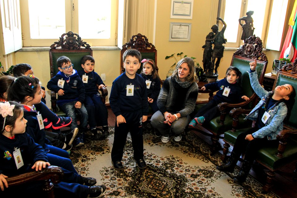 22.06.2018 - Prefeita Paula Mascarenhas recebe visita das crianças da Escola Criança Amada - 14 crianças - atividade da letras - letra P - Foto: Gustavo Vara