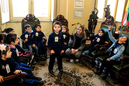 22.06.2018 - Prefeita Paula Mascarenhas recebe visita das crianças da Escola Criança Amada - 14 crianças - atividade da letras - letra P - Foto: Gustavo Vara