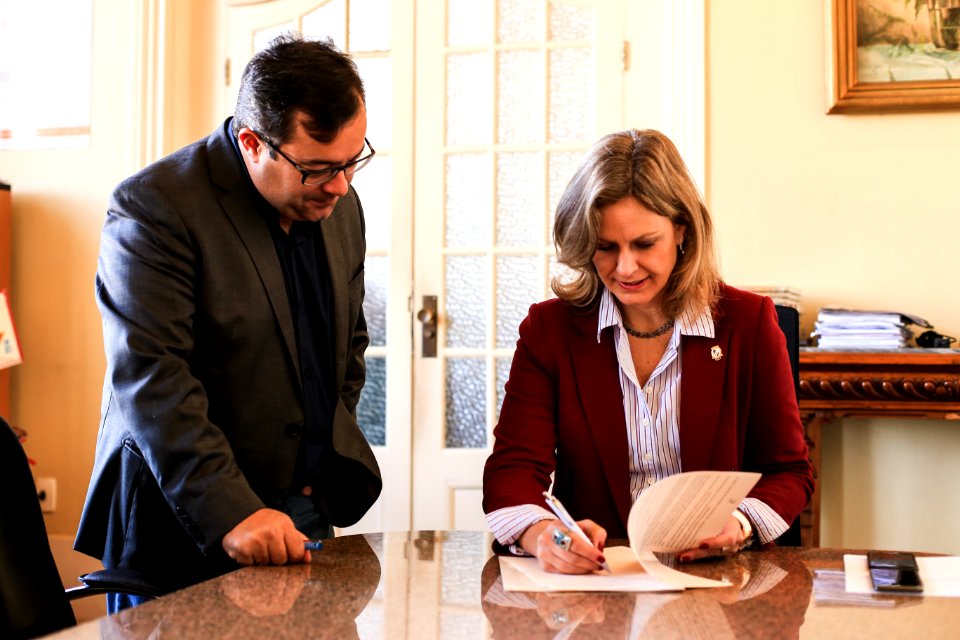 29.05.2018 - Prefeita Paula Mascarenhas assina decreto de emergência no município - Foto: Gustavo Vara