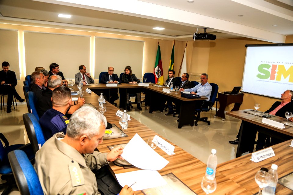 17.11.2017 - Prefeita Paula Mascarenhas na reunião da Azonasul com o Secretário Estadual de Segurança Pública, Cezar Schirmer