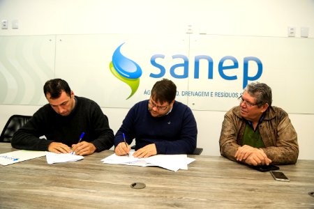 11.07.2018 - Presidente do SANEP, Alexandre Garcia durante assinatura de contrato para as obras de drenagem no Laranjal e na Bento e da aquisição de maquinários e veículos anunciados na 26ª Fenadoce - Foto: Gustavo Vara