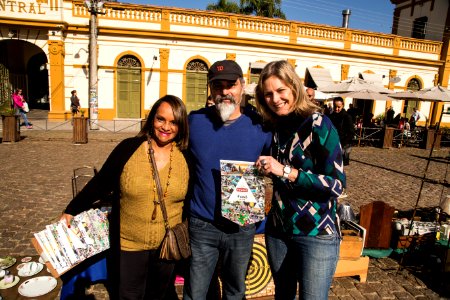 26.05.2018 - Prefeita Paula Mascarenhas cumprimenta expositores do Mercado das Pulgas pelo aniversário de quatro anos da feira - Foto: Gustavo Vara