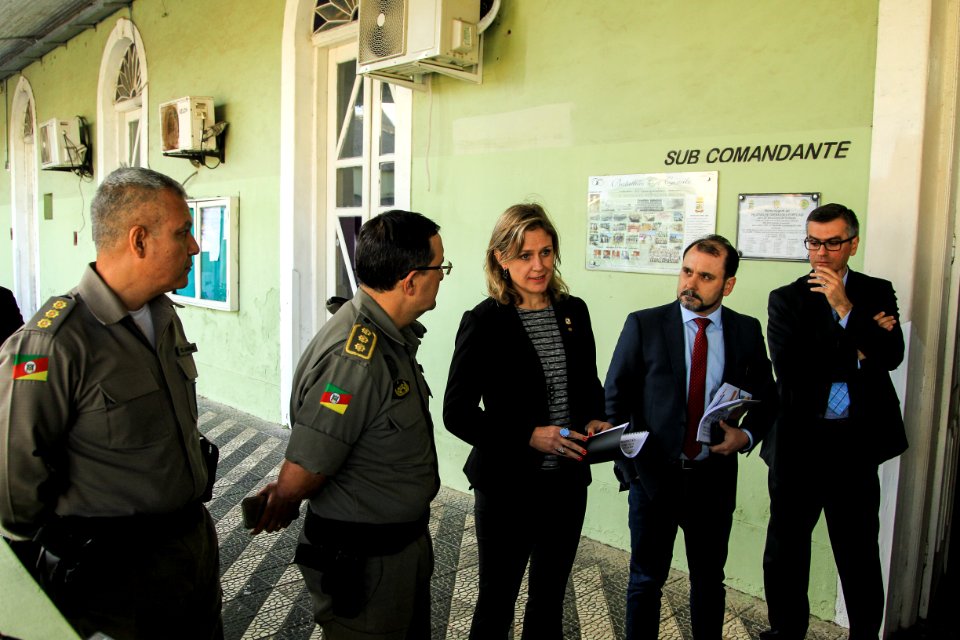 16.05.2018 - Prefeita Paula Mascarenhas, o Sub Comandante da Brigada Militar do RS e o chefe da Polícia Civil estadual durante o anúncio de reforço na segurança e policiamento - Foto: Gustavo Vara