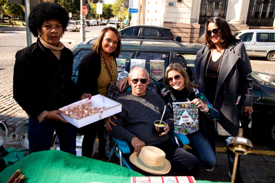 26.05.2018 - Prefeita Paula Mascarenhas cumprimenta expositores do Mercado das Pulgas pelo aniversário de quatro anos da feira - Foto: Gustavo Vara