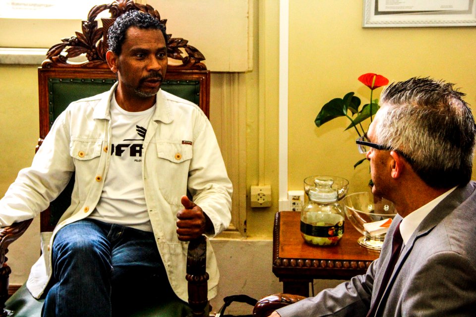 06.12.2017 - Prefeito em exercício Luiz Henrique Viana recebe a visita do Coordenador Regional da CUFA Pelotas, Edson Luís Duarte Mesquita