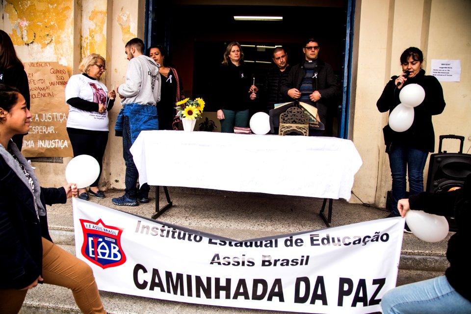 30.06.2018 - Prefeita Paula Mascarenhas participa da Passeata pela Paz em luto e protesto ao assassinato brutal de Thainã Leal, aluno do colégio Assis Brasil - Foto: Gustavo Vara