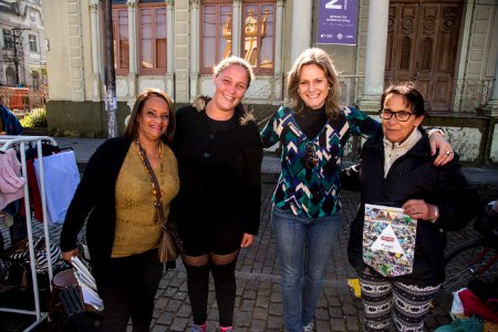 26.05.2018 - Prefeita Paula Mascarenhas cumprimenta expositores do Mercado das Pulgas pelo aniversário de quatro anos da feira - Foto: Gustavo Vara