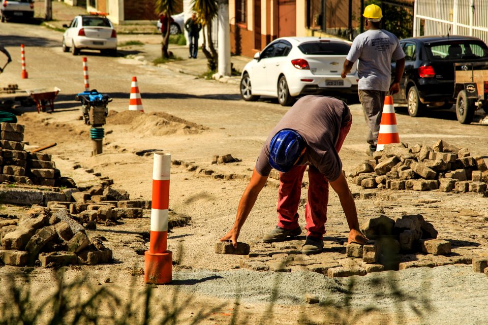 24.10.2017 - Prefeita Paula Mascarenhas em visita às obras do Sanep, ruas: Barros Cassal, Joaquim Vieira da Cunha, Arnaldo Mesquita de Menezes, Henrique Lorea