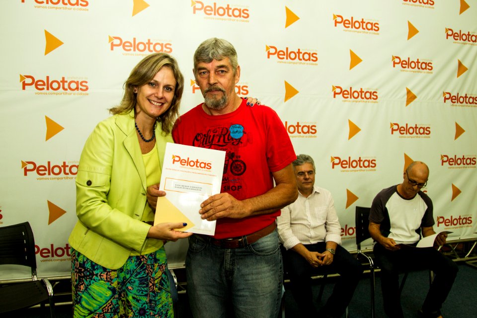 24.04.2018 - Prefeita Paula Mascarenhas e o vice Idemar Barz durante entrega da regularização fundiária do Loteamento Rui Bigliardi - Foto: Gustavo Vara