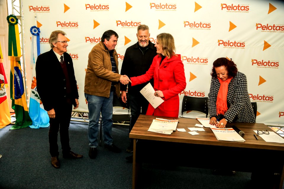 06.07.2018 - Prefeita Paula Mascarenhas e o vice Idemar Barz durante assinatura de leis “Instituição/ Cidadã(o) Emérita (o) - Foto: Gustavo Vara