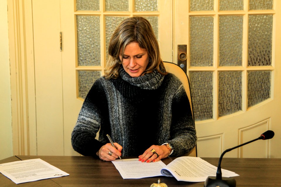 22.06.2018 - Prefeita Paula Mascarenhas assina os contratos com a Caixa referente às emendas parlamentares dos deputados Maria do Rosário (PT), Ronaldo Nogueira (PTB) e Danrlei de Deus (PSD) - Foto: Gustavo Vara