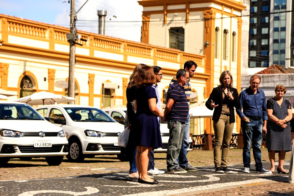 04.04.2018 - Prefeita Paula Mascarenhas e o vice Idemar Barz durante entrega de veículos para a frota da Secretaria de Educação e Desporto e assinatura do contrato de execução para a obra de ampliação e reforma da Escola Frederico Ozanan e Emei Henrique P