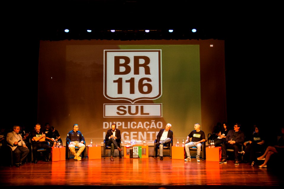 20.04.2018 - Painel: Duplicação BR 116 Urgente - Foto: Gustavo Vara