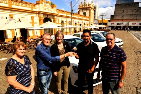 04.04.2018 - Prefeita Paula Mascarenhas e o vice Idemar Barz durante entrega de veículos para a frota da Secretaria de Educação e Desporto e assinatura do contrato de execução para a obra de ampliação e reforma da Escola Frederico Ozanan e Emei Henrique P