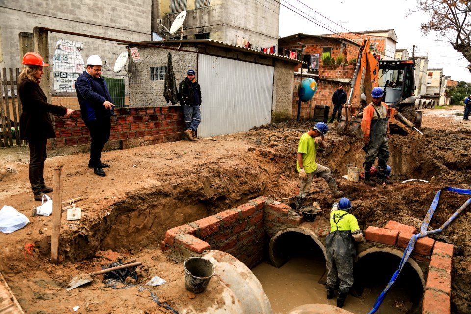 04.07.2018 - Prefeita Paula Mascarenhas e o vice Idemar Barz em visita às obras do Sanep - Foto: Gustavo Vara