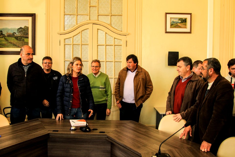 20.06.2018 - Prefeita Paula Mascarenhas e o vice Idemar Barz durante assinatura do contrato entre o consórcio e a empresa que instalará o botão de pânico nos ônibus do transporte coletivo - Foto: Gustavo Vara
