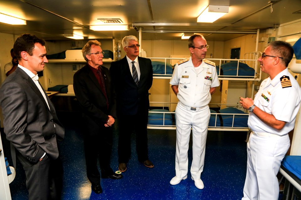 24.01.2019 - Prefeito em exercício Idemar Barz participa de visita guiada ao navio Porta Helicópteros multipropósito Atlântico, com o comandante do 5º Distrito Naval, vice-almirante José Renato de Oliveira - Foto: Gustavo Vara