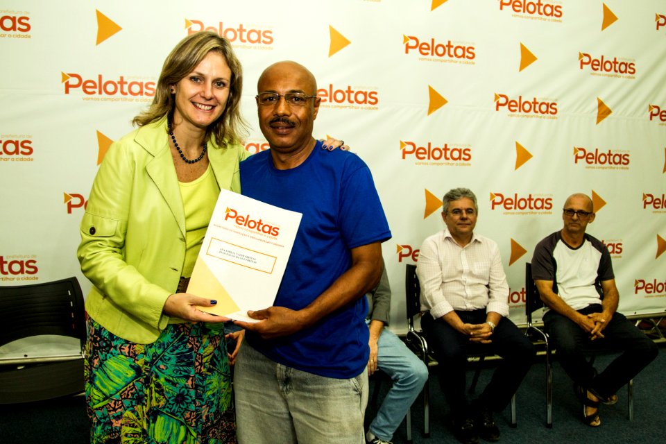 24.04.2018 - Prefeita Paula Mascarenhas e o vice Idemar Barz durante entrega da regularização fundiária do Loteamento Rui Bigliardi - Foto: Gustavo Vara