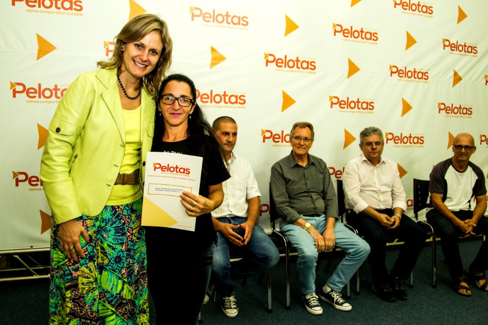24.04.2018 - Prefeita Paula Mascarenhas e o vice Idemar Barz durante entrega da regularização fundiária do Loteamento Rui Bigliardi - Foto: Gustavo Vara
