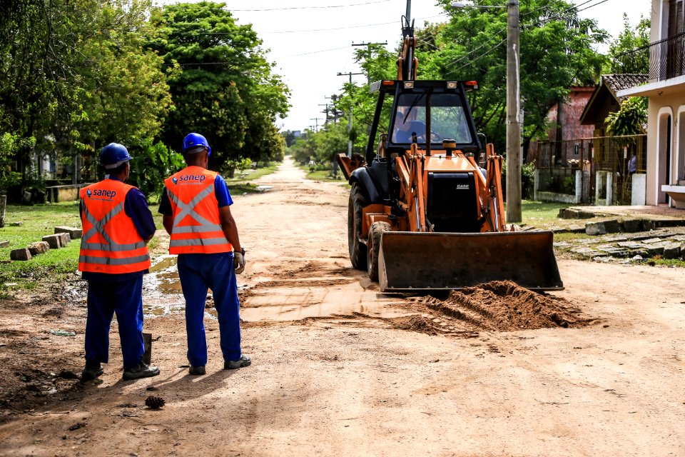 24.10.2017 - Ações do Sanep no bairro Laranjal