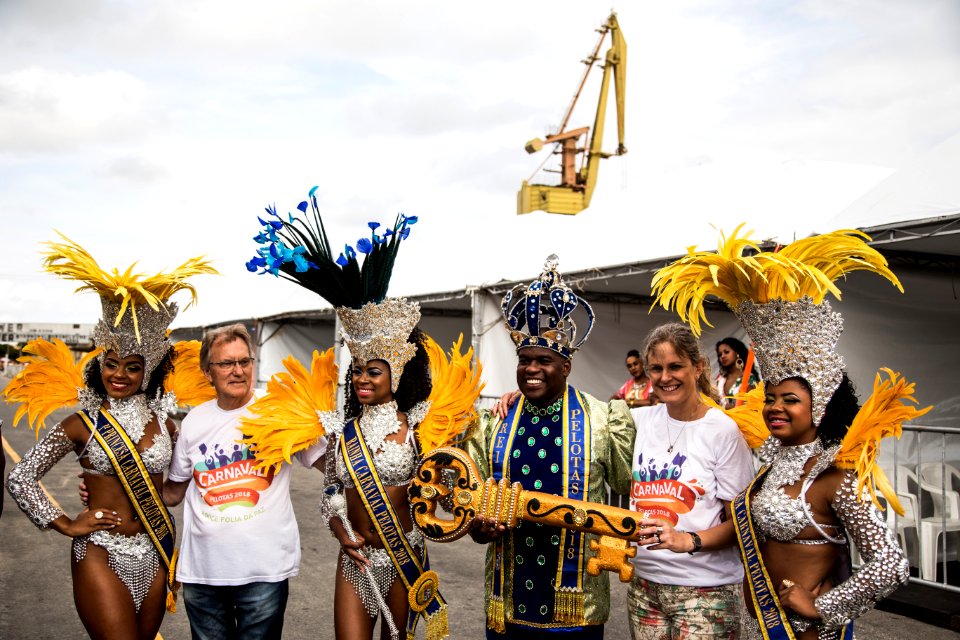 10.02.2018 - Prefeita Paula Mascarenhas e o vice Idemar Barz durante o primeiro dia do Carnaval 2018 - Foto: Gustavo Vara