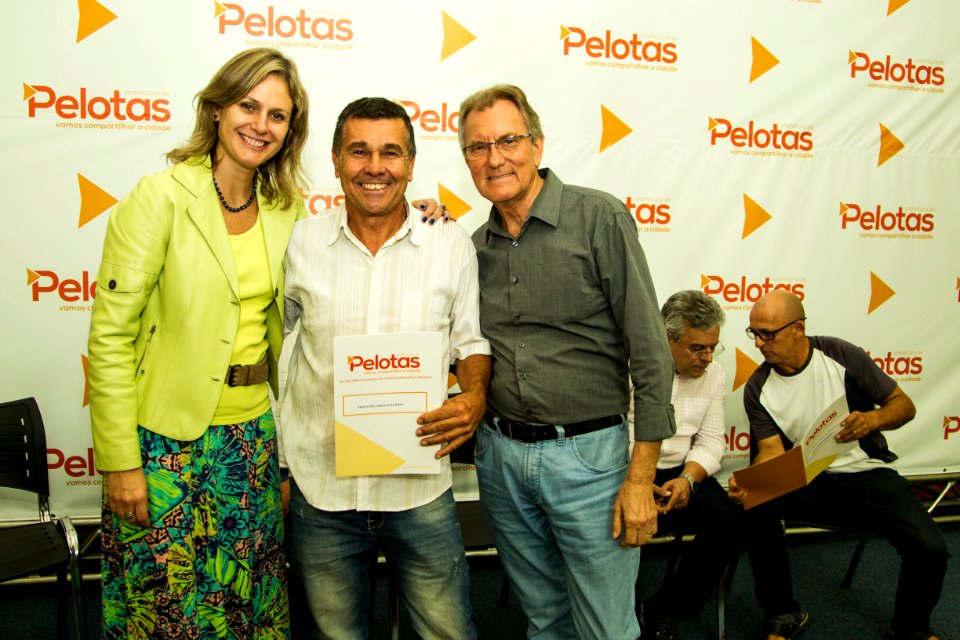 24.04.2018 - Prefeita Paula Mascarenhas e o vice Idemar Barz durante entrega da regularização fundiária do Loteamento Rui Bigliardi - Foto: Gustavo Vara