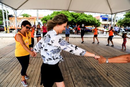 29.12.2017 - Prefeita Paula Mascarenhas durante visita e entrega da reforma do trapiche da praia do Laranjal