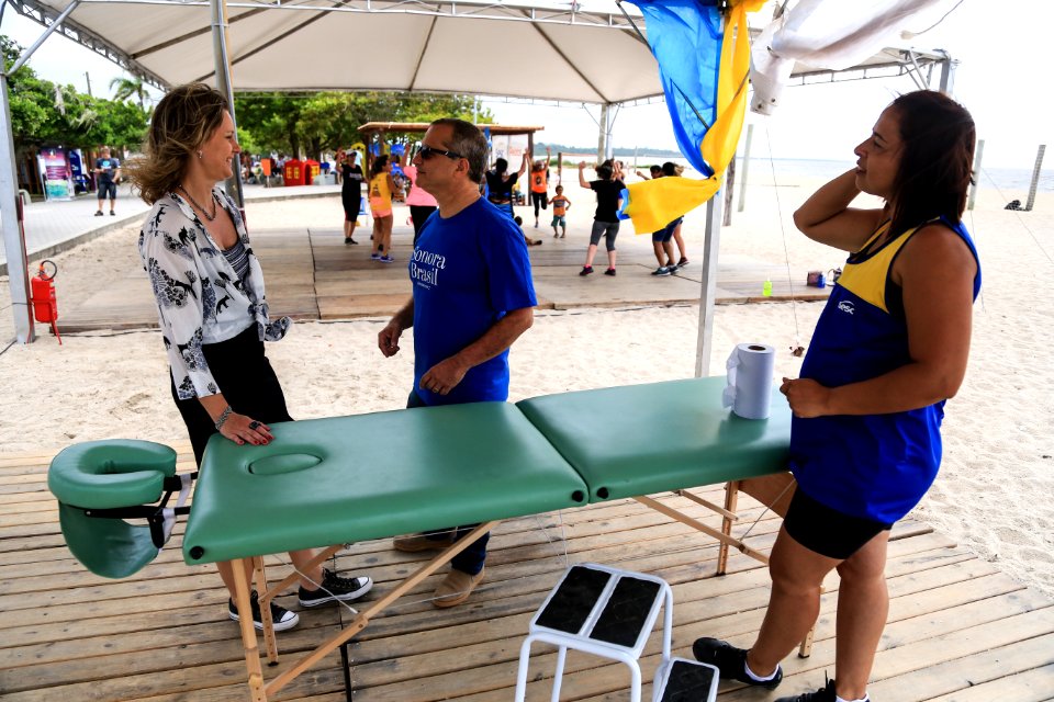 29.12.2017 - Prefeita Paula Mascarenhas durante visita e entrega da reforma do trapiche da praia do Laranjal