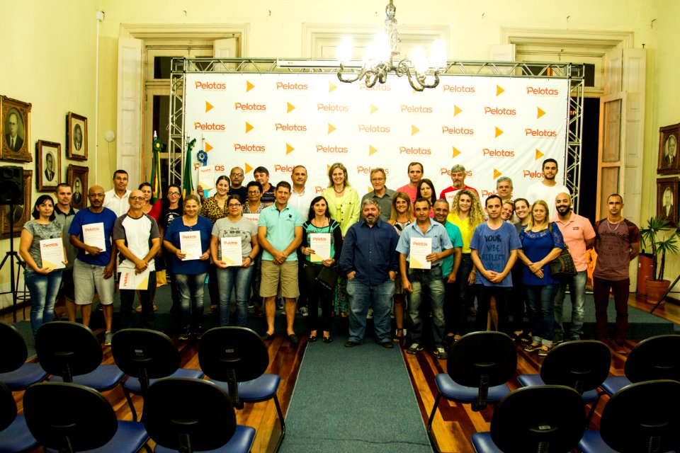 24.04.2018 - Prefeita Paula Mascarenhas e o vice Idemar Barz durante entrega da regularização fundiária do Loteamento Rui Bigliardi - Foto: Gustavo Vara