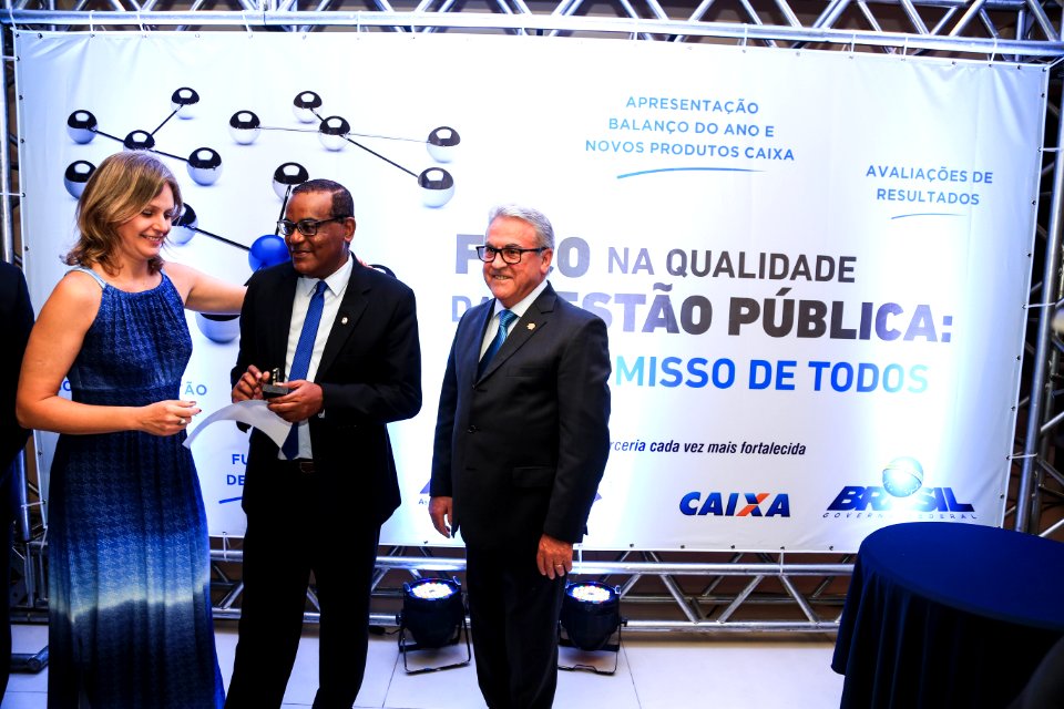 14.12.2017 - Prefeita Paula Mascarenhas durante confraternização da Azonasul com homenagem ao servidor público Otoni Sergio Xavier