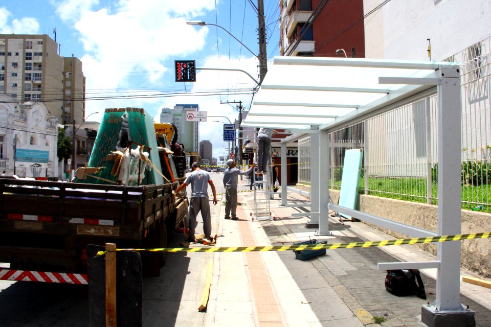 30.01.2018 - Colocação Vidros nos abrigos de ônibus