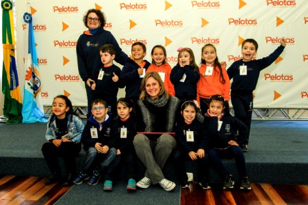 22.06.2018 - Prefeita Paula Mascarenhas recebe visita das crianças da Escola Criança Amada - 14 crianças - atividade da letras - letra P - Foto: Gustavo Vara