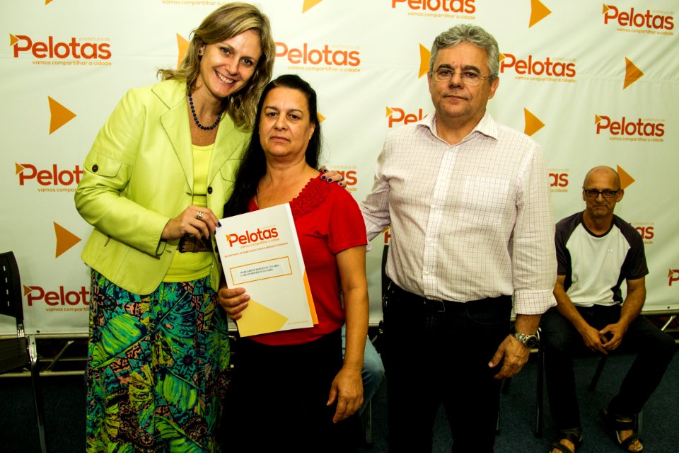 24.04.2018 - Prefeita Paula Mascarenhas e o vice Idemar Barz durante entrega da regularização fundiária do Loteamento Rui Bigliardi - Foto: Gustavo Vara