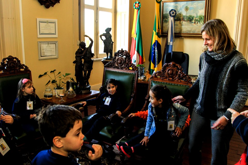 22.06.2018 - Prefeita Paula Mascarenhas recebe visita das crianças da Escola Criança Amada - 14 crianças - atividade da letras - letra P - Foto: Gustavo Vara