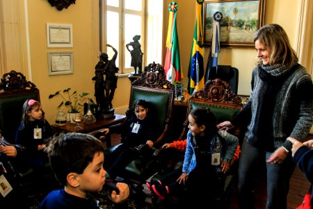 22.06.2018 - Prefeita Paula Mascarenhas recebe visita das crianças da Escola Criança Amada - 14 crianças - atividade da letras - letra P - Foto: Gustavo Vara