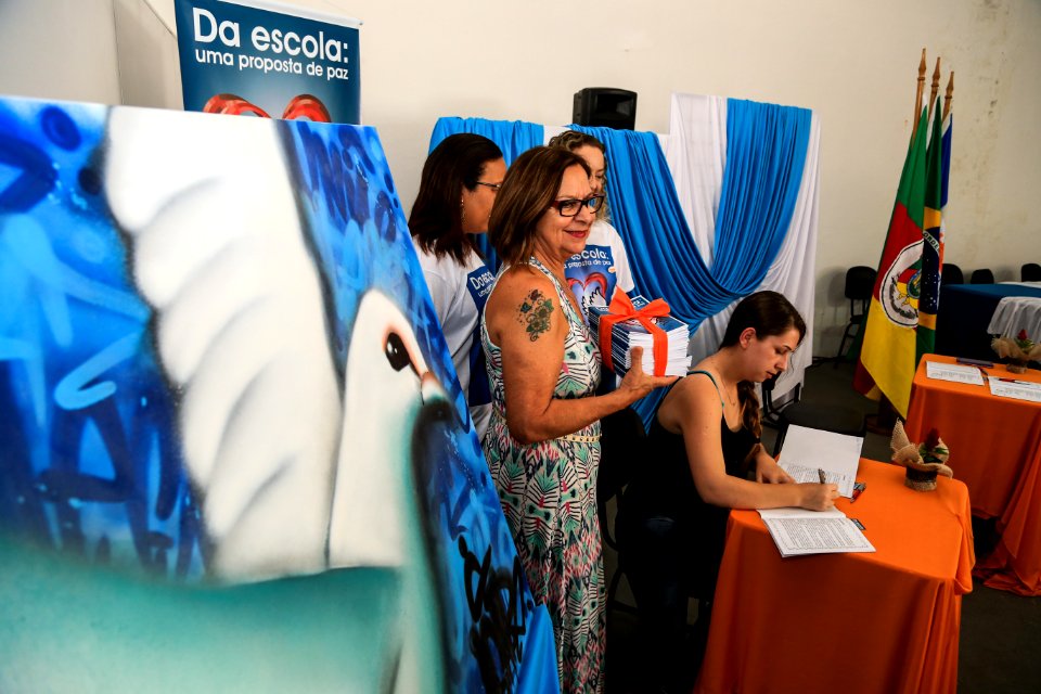 15.12.2017 - Prefeita Paula Mascarenhas e o vice Idemar Barz durante lançamento do livro "Da escola: uma proposta de paz"