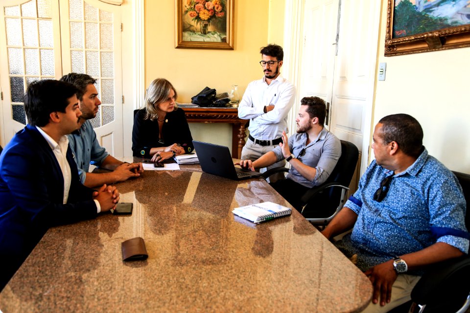 09.04.2018 - Prefeita Paula Mascarenhas durante reunião com vereador Daniel Trzeciak e o produtor cultural Cauê Fuhro Souto - Foto: Gustavo Vara