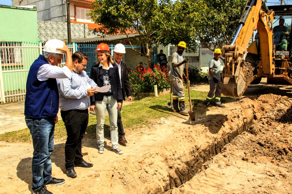24.10.2017 - Prefeita Paula Mascarenhas em visita às obras do Sanep, ruas: Barros Cassal, Joaquim Vieira da Cunha, Arnaldo Mesquita de Menezes, Henrique Lorea