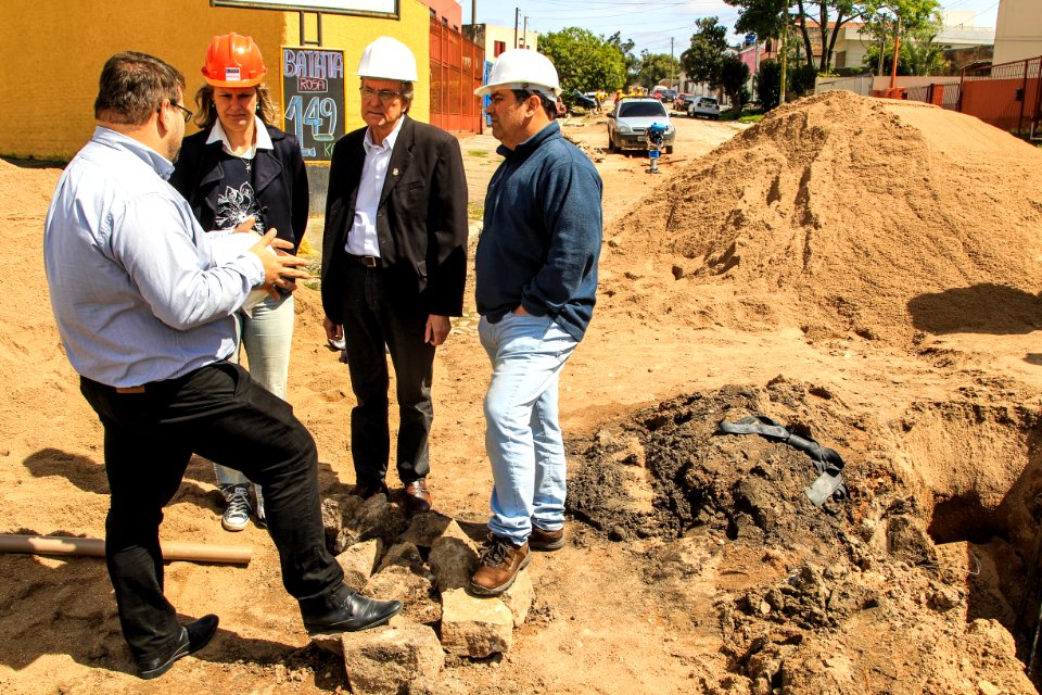 24.10.2017 - Prefeita Paula Mascarenhas em visita às obras do Sanep, ruas: Barros Cassal, Joaquim Vieira da Cunha, Arnaldo Mesquita de Menezes, Henrique Lorea