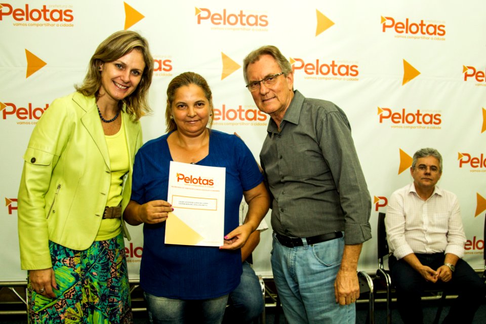 24.04.2018 - Prefeita Paula Mascarenhas e o vice Idemar Barz durante entrega da regularização fundiária do Loteamento Rui Bigliardi - Foto: Gustavo Vara