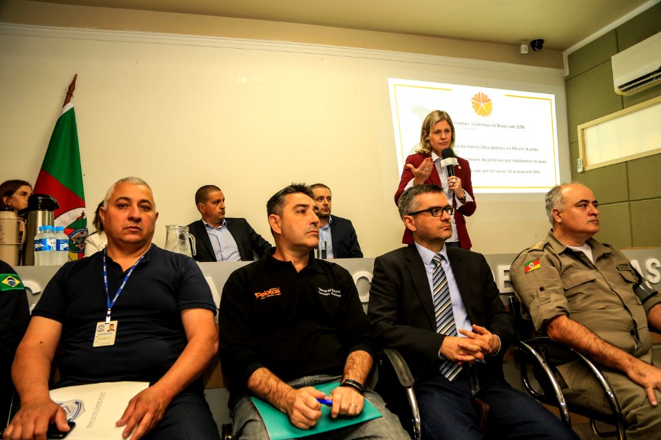 30.11.2017 - Prefeita Paula Mascarenhas na entrega e apresentação do código de convivência aos vereadores