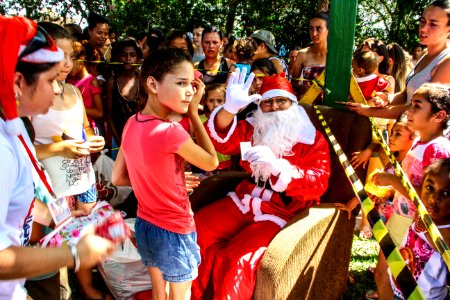 16.12.2017 - Vice-prefeito Idemar Barz na chegada do Papai Noel da Rádio Imigrantes