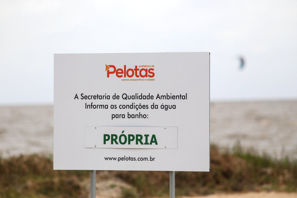 29.12.2017 - Prefeita Paula Mascarenhas durante visita e entrega da reforma do trapiche da praia do Laranjal