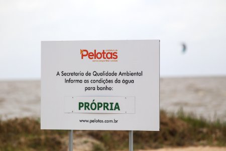 29.12.2017 - Prefeita Paula Mascarenhas durante visita e entrega da reforma do trapiche da praia do Laranjal