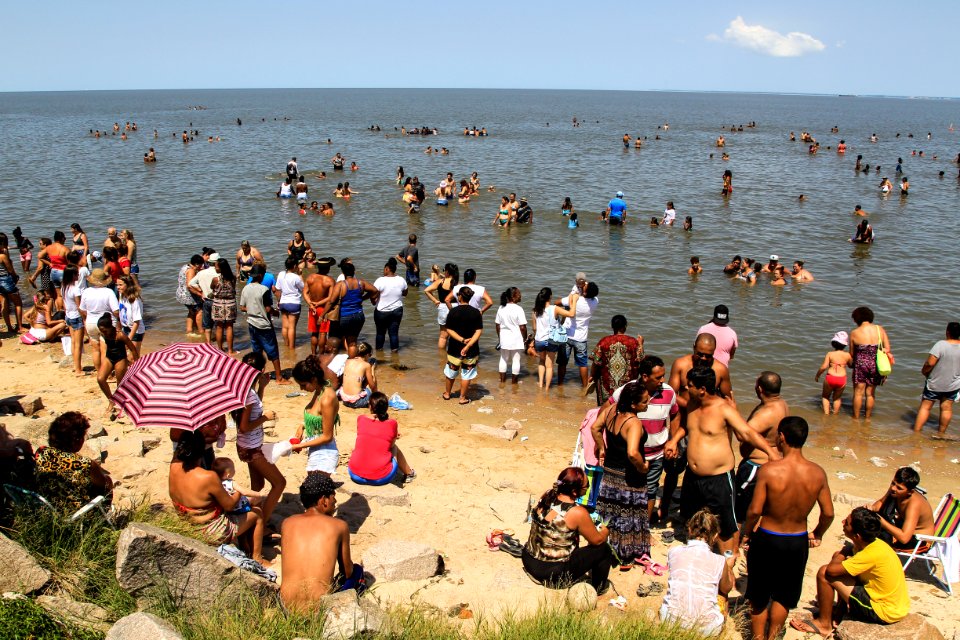 02.02.2018 - Encontro de Iemanjá e Nossa Senhora dos Navegantes nas águas da Lagoa dos Patos emociona os fiéis que comparecem em grande número no Balneário dos Prazeres - Foto: Gustavo Vara