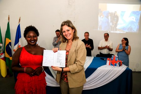15.12.2017 - Prefeita Paula Mascarenhas e o vice Idemar Barz durante lançamento do livro "Da escola: uma proposta de paz"