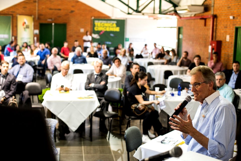 23.11.2017 - Prefeito em exercício Idemar Barz participa do Seminário Regional da Qualidade  e produtividade na construção civíl no salão de eventos do Parque do Sesi