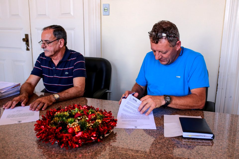 07.12.2017 Assinatura contrato de ampliação escola Mário Menghetti - Fotos Gustavo Mansur